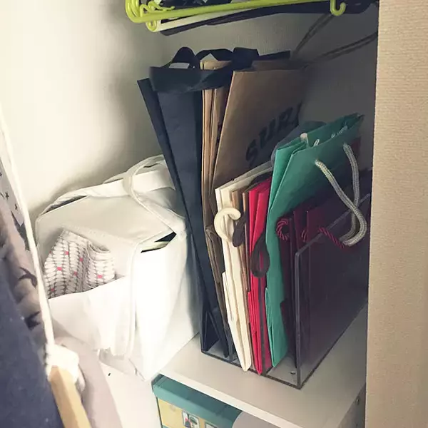 「すっきり片付いて使いやすい！ゴミ袋&紙袋の収納アイデア10選」の画像