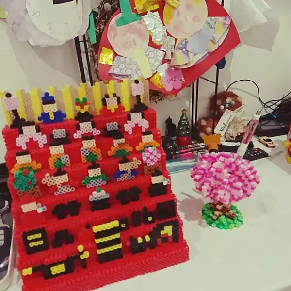 「目から鱗のアイデアが続々！インテリアに取り入れたいアイロンビーズ作品アイデア」の画像