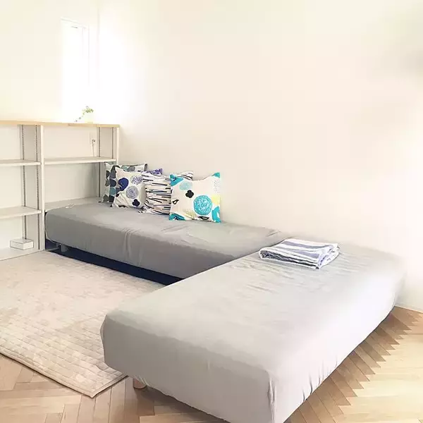 「お部屋にしっとりなじむ美しさ。無印良品の脚付マットレス使い方実例」の画像