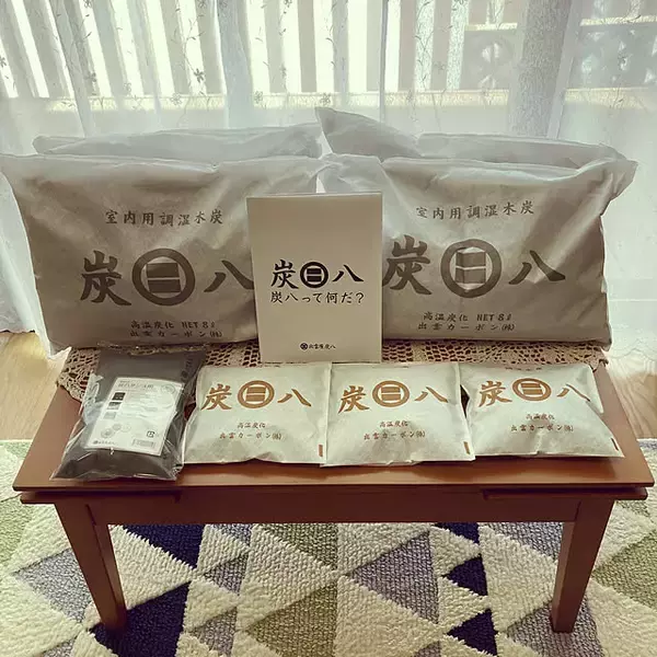 「湿気もニオイも炭の力ですっきり！半永久に調湿・消臭してくれる「炭八」」の画像