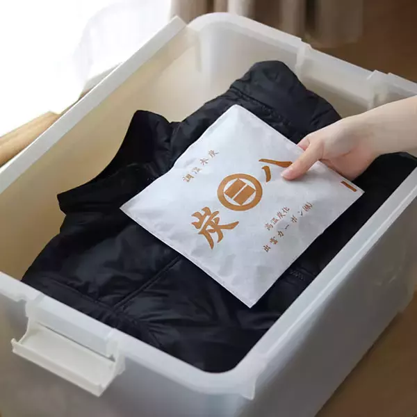 「湿気もニオイも炭の力ですっきり！半永久に調湿・消臭してくれる「炭八」」の画像