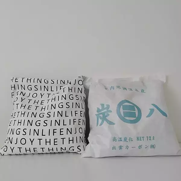 「湿気もニオイも炭の力ですっきり！半永久に調湿・消臭してくれる「炭八」」の画像
