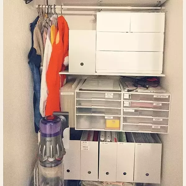 「整えると生活効率が上がる！リビングクローゼットの整理収納アイデア10選」の画像