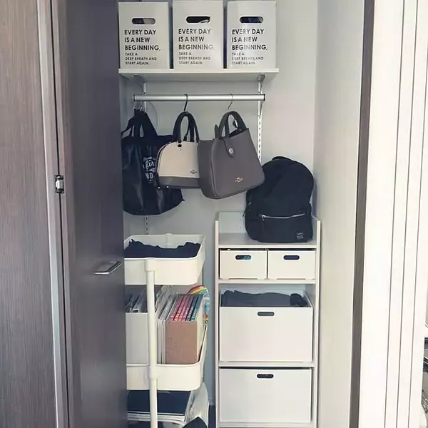 「整えると生活効率が上がる！リビングクローゼットの整理収納アイデア10選」の画像