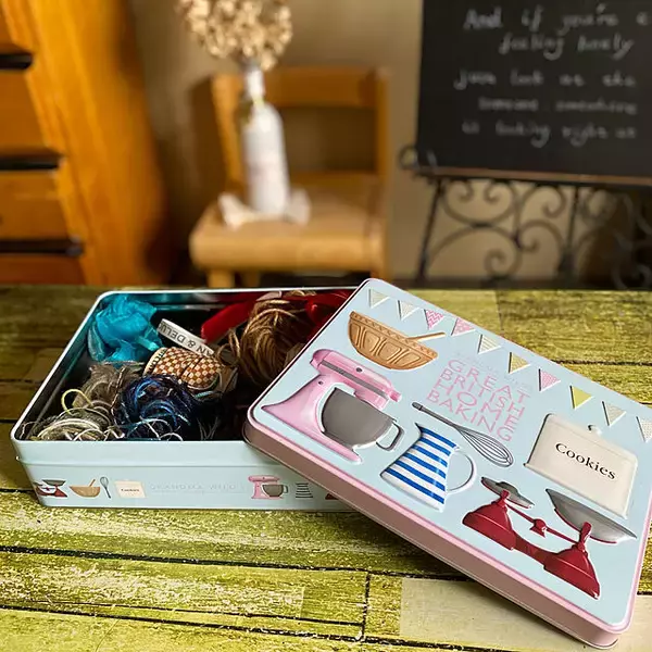 「好きなデザインで気持ちも上がる♡お菓子や紅茶の缶を活用するアイデア10選」の画像