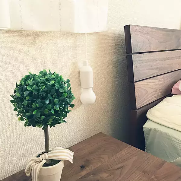 「電源がなくても大丈夫！ダイソーのSMD電球ペンダントライトの活用アイデア」の画像