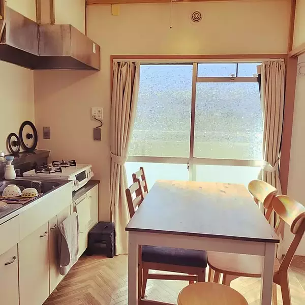 「アイデアが光る窓辺のコーディネート♪機能的でインテリアとしても楽しめるカーテンの代用品6選」の画像