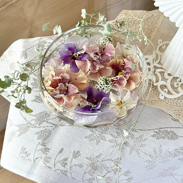 心ときめくデザインがいっぱい♡セリアのフラワーベースで毎日の暮らしに彩りを