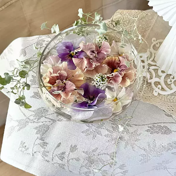 「心ときめくデザインがいっぱい♡セリアのフラワーベースで毎日の暮らしに彩りを」の画像