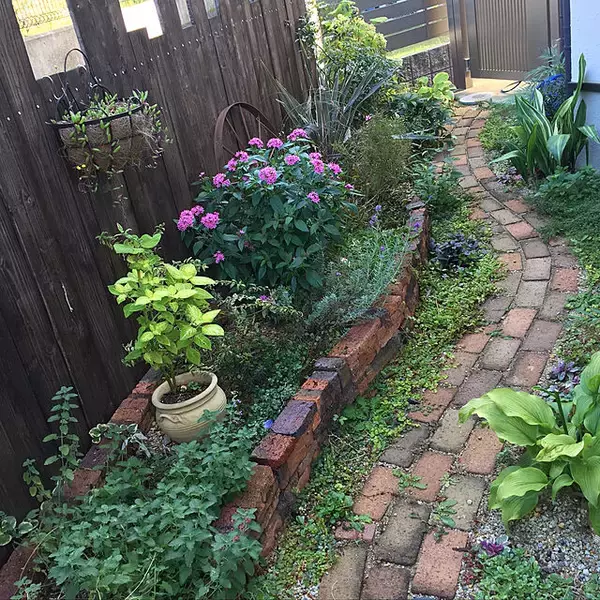 「草花の魅力を最大限に引き出す！DIYで作った理想のお庭10選」の画像