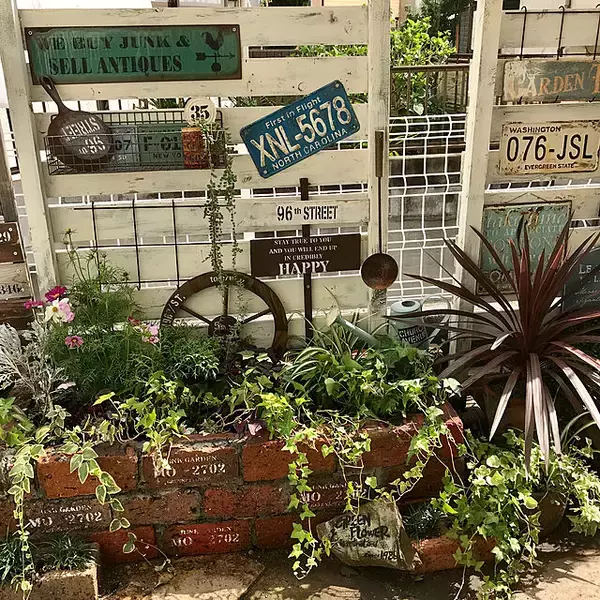 「草花の魅力を最大限に引き出す！DIYで作った理想のお庭10選」の画像