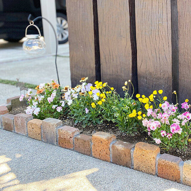 草花の魅力を最大限に引き出す！DIYで作った理想のお庭10選