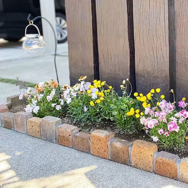 「草花の魅力を最大限に引き出す！DIYで作った理想のお庭10選」の画像
