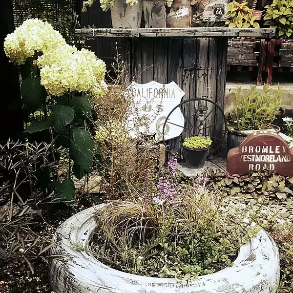 「草花の魅力を最大限に引き出す！DIYで作った理想のお庭10選」の画像