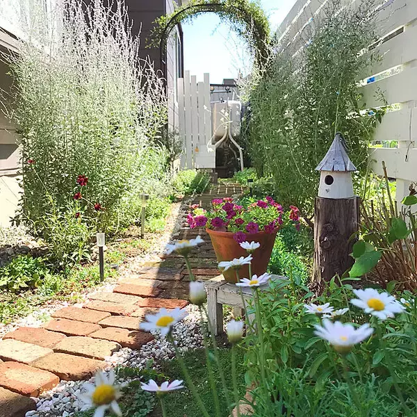 「草花の魅力を最大限に引き出す！DIYで作った理想のお庭10選」の画像