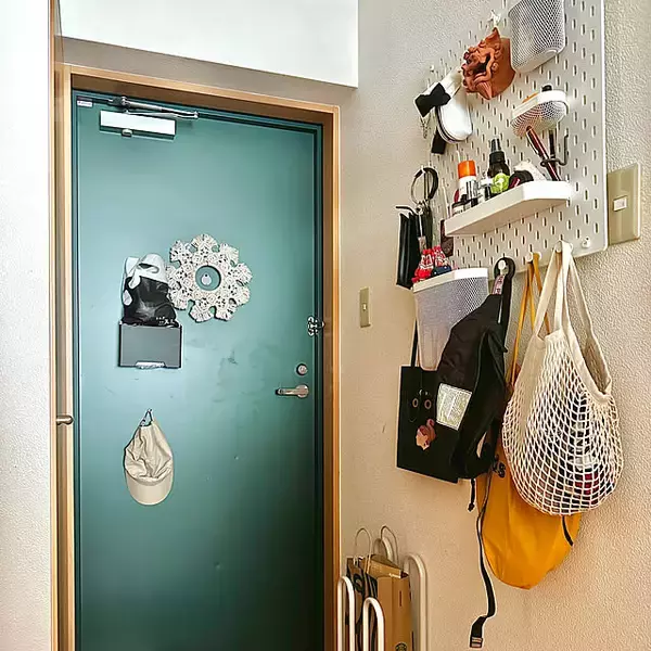 「収納グッズとデッドスペース活用ですっきり整う♪一人暮らしの収納実例6選」の画像