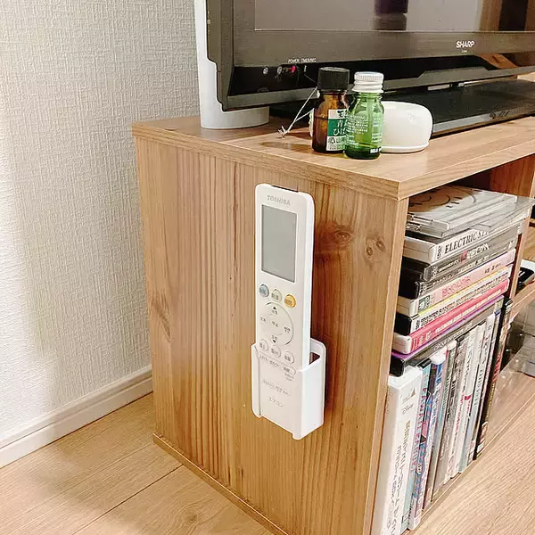 テレビ周りをすっきりさせる秘密はこれだ！セリアのアイテムを使った収納アイデア7選