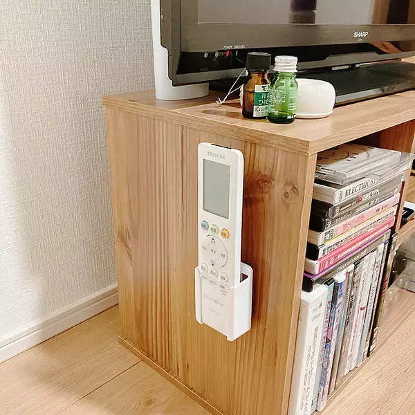 「テレビ周りをすっきりさせる秘密はこれだ！セリアのアイテムを使った収納アイデア7選」の画像