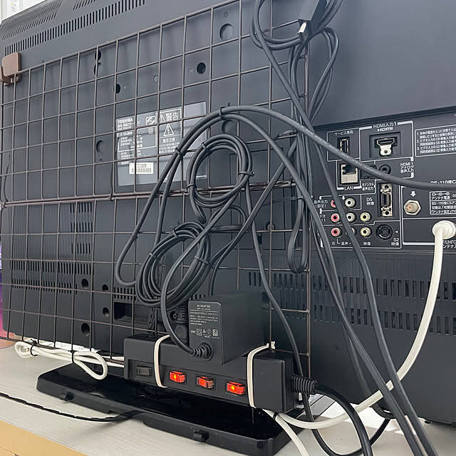 テレビ周りをすっきりさせる秘密はこれだ！セリアのアイテムを使った収納アイデア7選