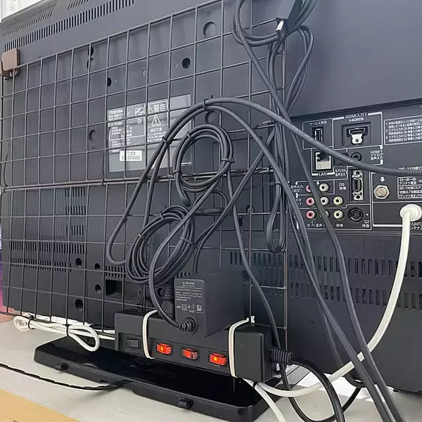 「テレビ周りをすっきりさせる秘密はこれだ！セリアのアイテムを使った収納アイデア7選」の画像