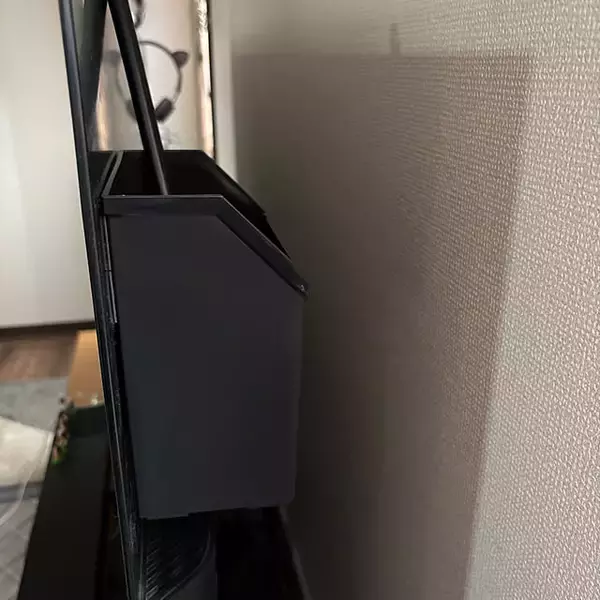 「テレビ周りをすっきりさせる秘密はこれだ！セリアのアイテムを使った収納アイデア7選」の画像