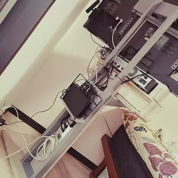 「テレビ周りをすっきりさせる秘密はこれだ！セリアのアイテムを使った収納アイデア7選」の画像