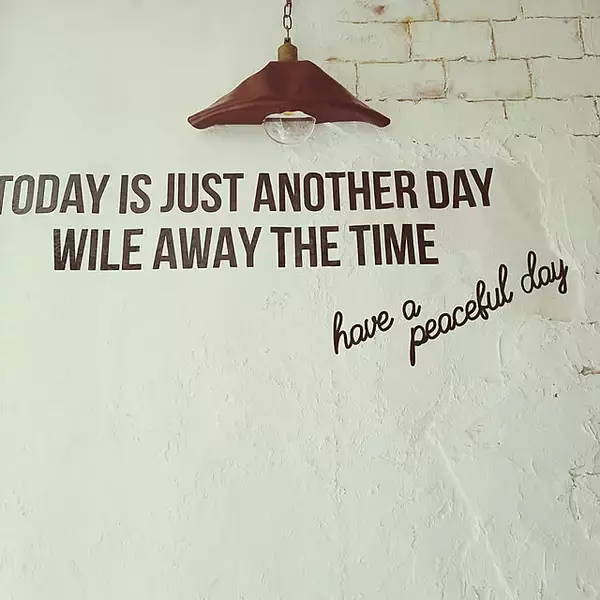 「ダイソーのライトで自分好みのウォールライトをDIY☆RoomClipユーザーさんの作品をご紹介」の画像