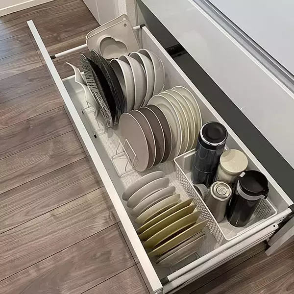 「プチプラで立てる収納が叶う！100均のディッシュスタンドを活用した収納アイデア6選」の画像