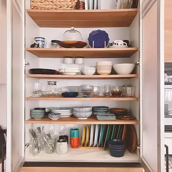 「プチプラで立てる収納が叶う！100均のディッシュスタンドを活用した収納アイデア6選」の画像