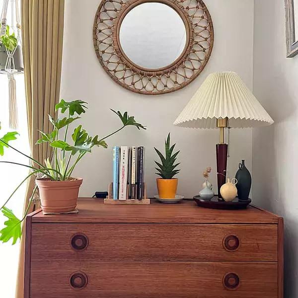 「プチプラで立てる収納が叶う！100均のディッシュスタンドを活用した収納アイデア6選」の画像