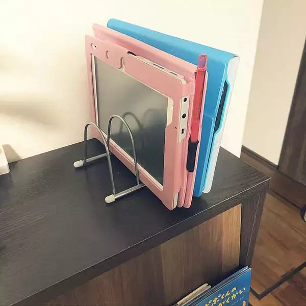 「プチプラで立てる収納が叶う！100均のディッシュスタンドを活用した収納アイデア6選」の画像