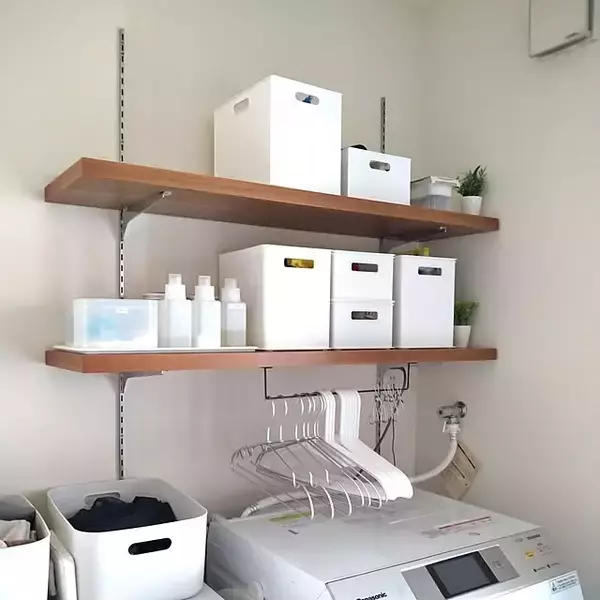 「簡単なのに見た目もいい♪洗濯機まわりの収納に活躍する100均アイテム」の画像