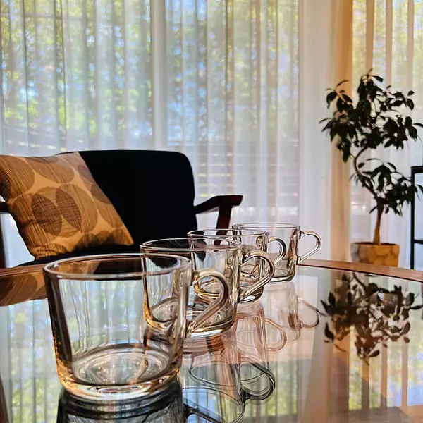 「魅力的なデザインで輝く日常に！IKEAのガラス製品で楽しむインテリア」の画像