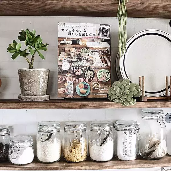 「魅力的なデザインで輝く日常に！IKEAのガラス製品で楽しむインテリア」の画像