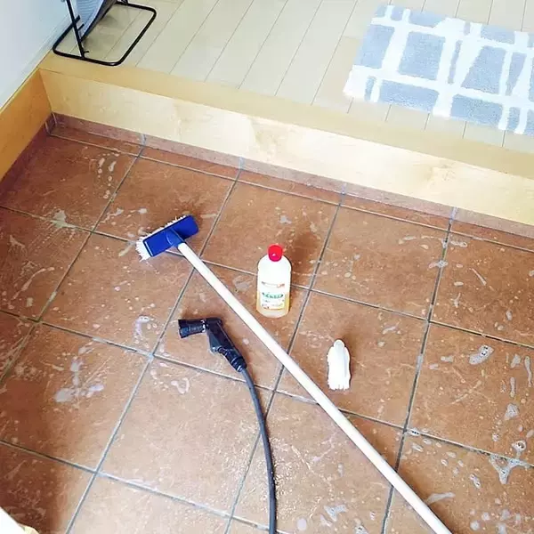 「玄関の第一印象が変わる！玄関床をピカピカに整えるお掃除術10選」の画像