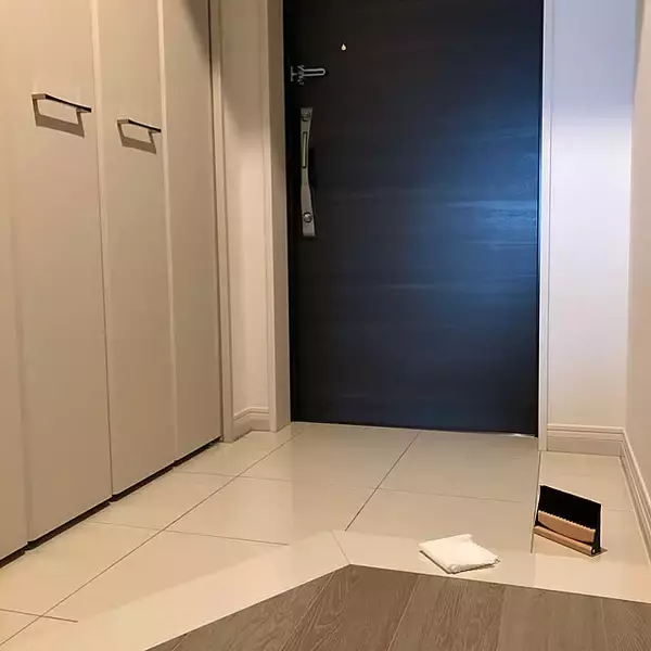 「玄関の第一印象が変わる！玄関床をピカピカに整えるお掃除術10選」の画像