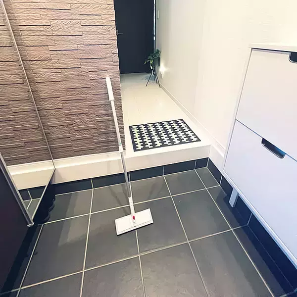 「玄関の第一印象が変わる！玄関床をピカピカに整えるお掃除術10選」の画像