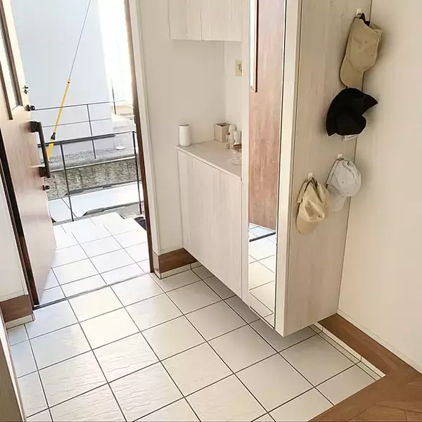 「玄関の第一印象が変わる！玄関床をピカピカに整えるお掃除術10選」の画像
