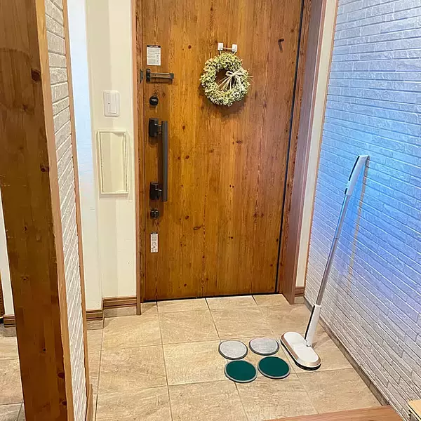 「玄関の第一印象が変わる！玄関床をピカピカに整えるお掃除術10選」の画像