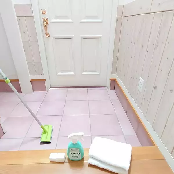 「玄関の第一印象が変わる！玄関床をピカピカに整えるお掃除術10選」の画像