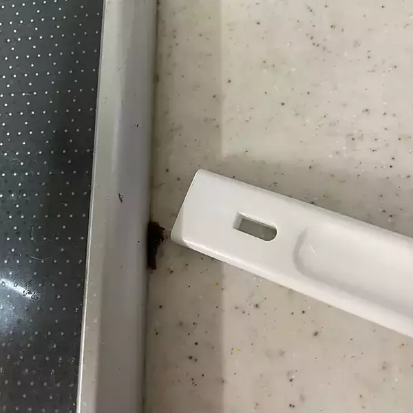 「手が届かない場所だからこそお手入れ方法を知っておきたい！隙間や溝掃除のハードルを下げる掃除アイデア」の画像