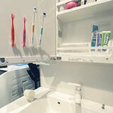 「直置きしないから場所を取らずに掃除も楽々♪セリアで叶える「浮かせる収納」6選」の画像2