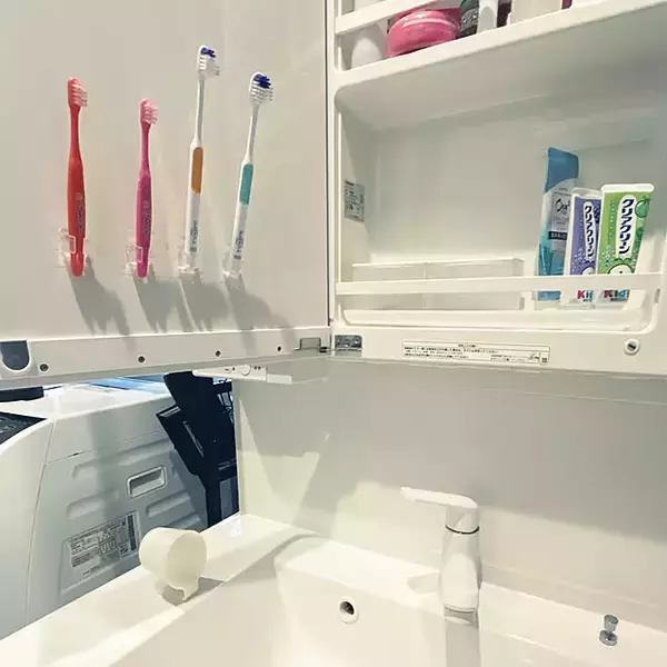 「直置きしないから場所を取らずに掃除も楽々♪セリアで叶える「浮かせる収納」6選」の画像