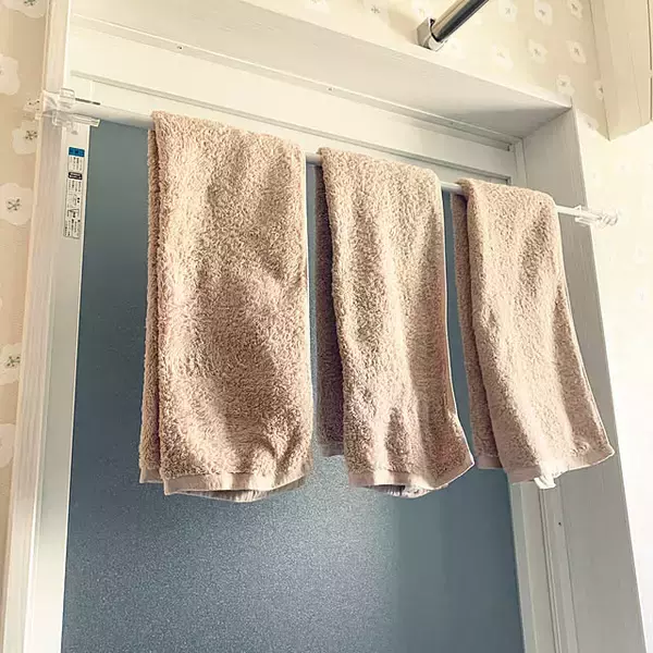 「直置きしないから場所を取らずに掃除も楽々♪セリアで叶える「浮かせる収納」6選」の画像