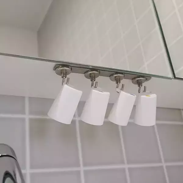 「直置きしないから場所を取らずに掃除も楽々♪セリアで叶える「浮かせる収納」6選」の画像