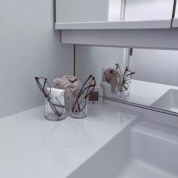 「普段使いもコレクションもスッキリ！見た目も使い勝手も良いメガネの収納アイデア6選」の画像