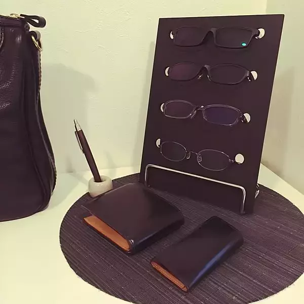 「普段使いもコレクションもスッキリ！見た目も使い勝手も良いメガネの収納アイデア6選」の画像