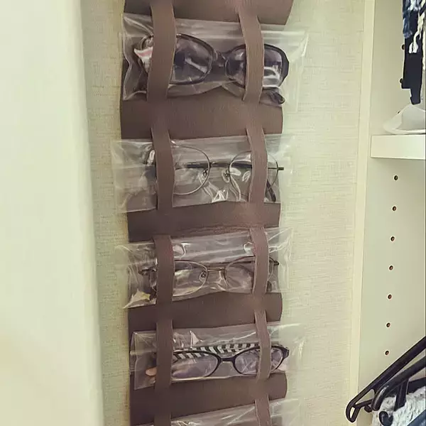 「普段使いもコレクションもスッキリ！見た目も使い勝手も良いメガネの収納アイデア6選」の画像
