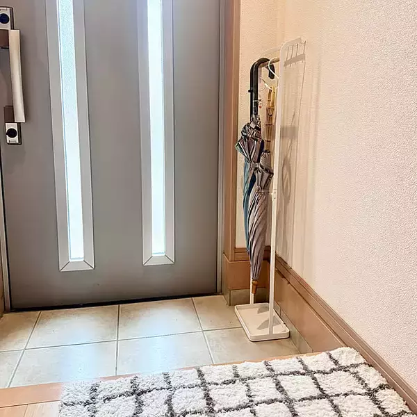 「すっきりとスマートな空間づくりにおすすめ♪省スペースにおさまる山崎実業の玄関収納アイテム」の画像