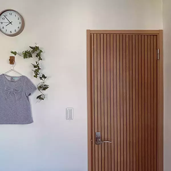 「貼るだけで簡単だからアレンジも自在♪デザイン豊富な壁紙屋本舗で憧れの壁紙DIYにチャレンジ」の画像